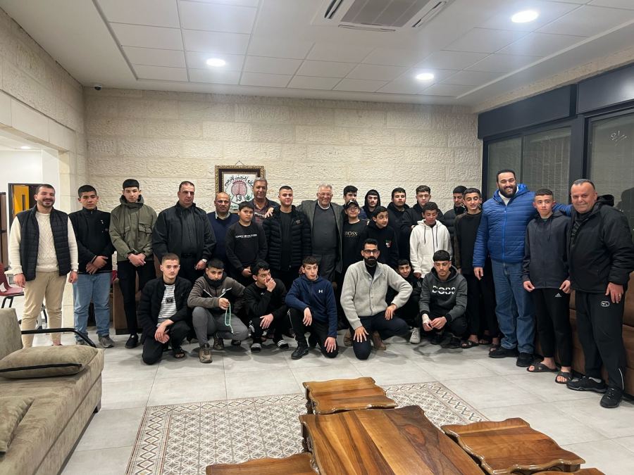 أ.د. أبو كشك يتبنى التعليم الجامعي للطلبة الأيتام في مدرسة المعهد العربي ويتعهد بمتابعة المبدعين